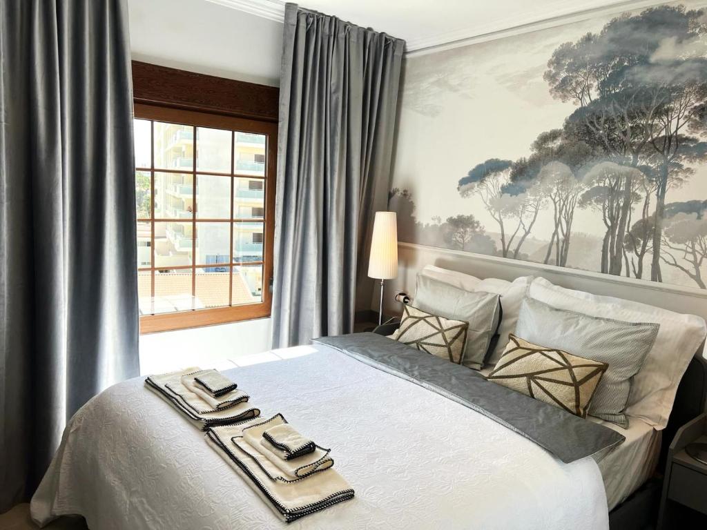 法纳贝海滩Apartamento Amarillo Oceanview的卧室配有一张大白色床和窗户