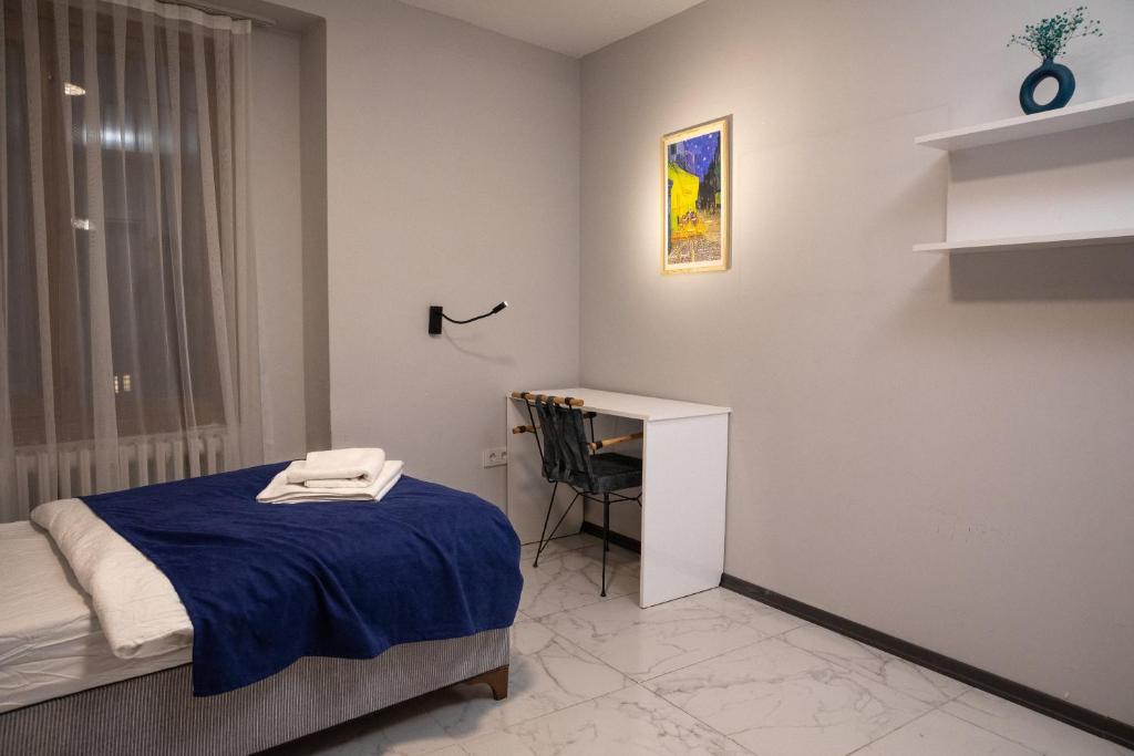 伊斯坦布尔Studio in a social environment的一间卧室配有一张床和一张书桌
