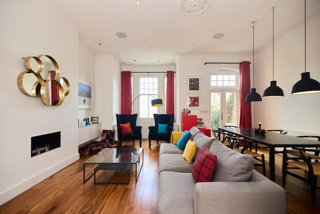 伦敦The Clapham Crib - Spacious 4BDR House with Patio的客厅配有沙发和桌子