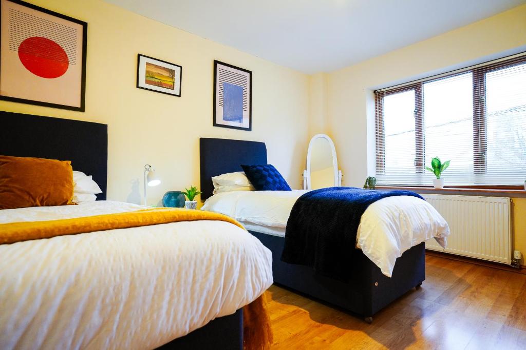 凯特林Eagle homely apartment的一间卧室设有两张床和窗户。