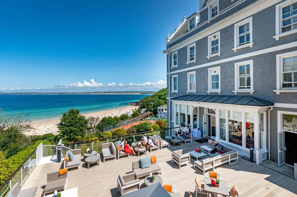 圣艾夫斯Harbour Hotel & Spa St Ives的从大楼的阳台上可欣赏到海滩景色