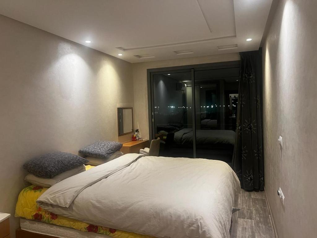 卡萨布兰卡App Alya Casablanca的一间卧室配有一张床和镜子