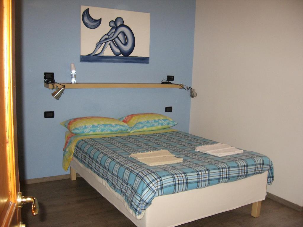 圣多利格德拉瓦Torrente Rosandra的一间卧室配有一张蓝色墙壁的床