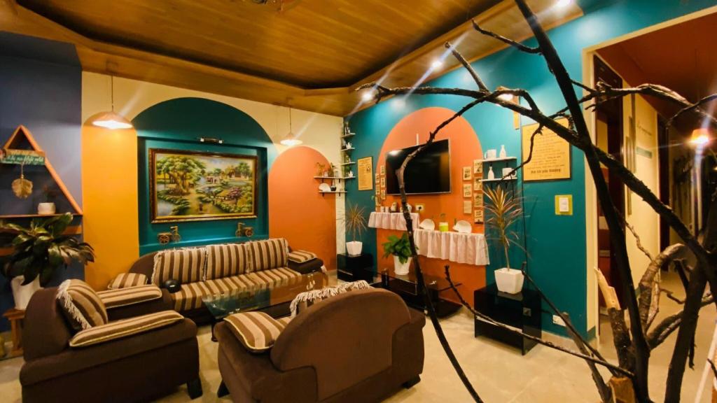 大叻Đà Lạt - Nhà nguyên căn 3 phòng ngủ的客厅配有两张沙发和一台电视机