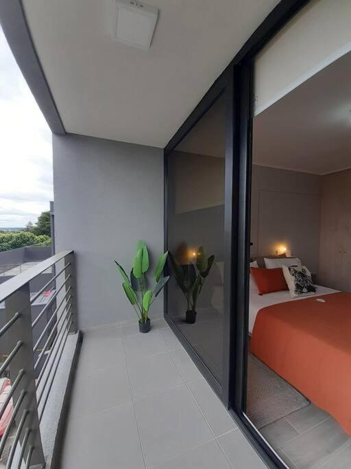 PitrufquénDepartamento Centro Plaza 404的一间卧室设有一张床和一个大型玻璃窗