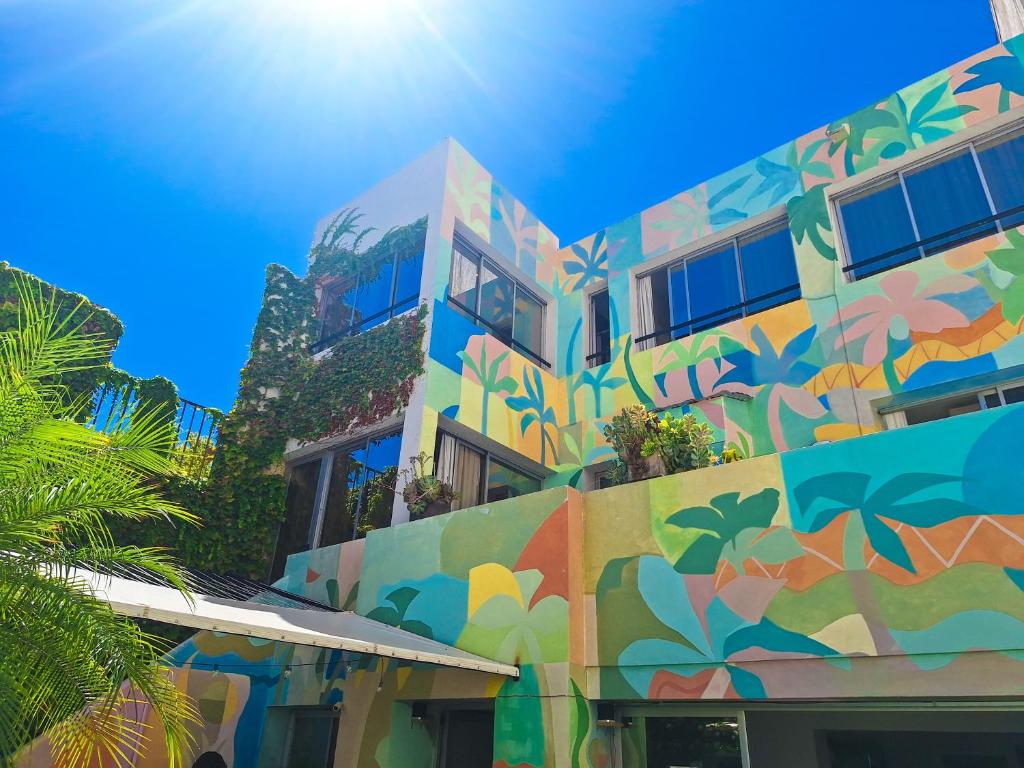 门多萨Fuxia Jungle Hostel的一面有彩色壁画的建筑