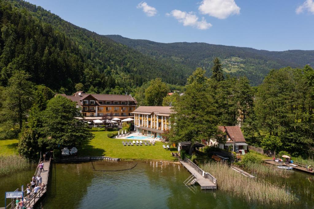 博登斯多夫Seehotel Urban的享有湖泊和山脉的度假村的空中景致
