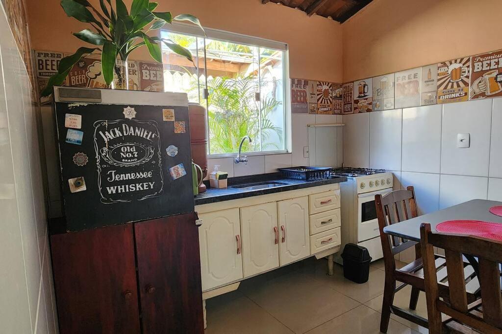 圣若昂-德雷Casa Dhamma的厨房配有冰箱、桌子和窗户。