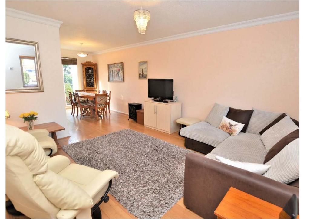 圣奥尔本斯Cosy & Peaceful 3B Home in Sandridge, St Albans的带沙发和电视的客厅