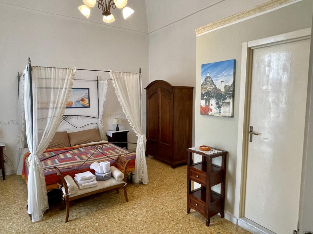 斯佩基亚Piazzetta San Giovanni B&B的一间卧室配有一张带天蓬的床
