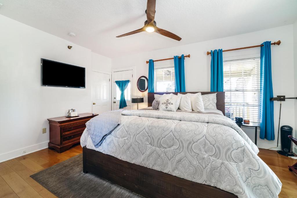 圣奥古斯丁Agustin Inn - Saint Augustine - Adults Only的一间卧室配有一张大床和一台平面电视