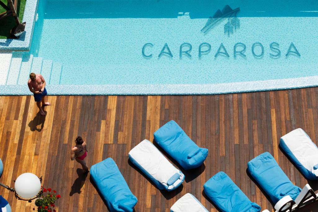 布克维卡帕洛萨酒店的享有带蓝色枕头的游泳池的顶部景致