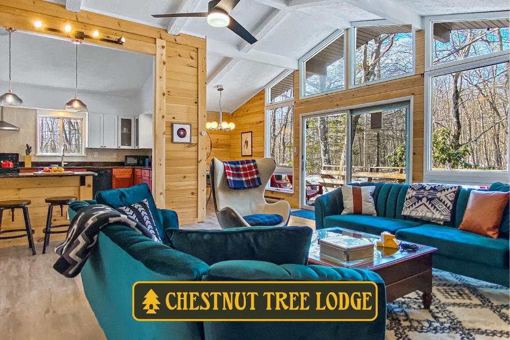 吉姆索普Chestnut Tree Lodge - Modern Wooded Escape的一间带蓝色沙发的客厅和一间厨房