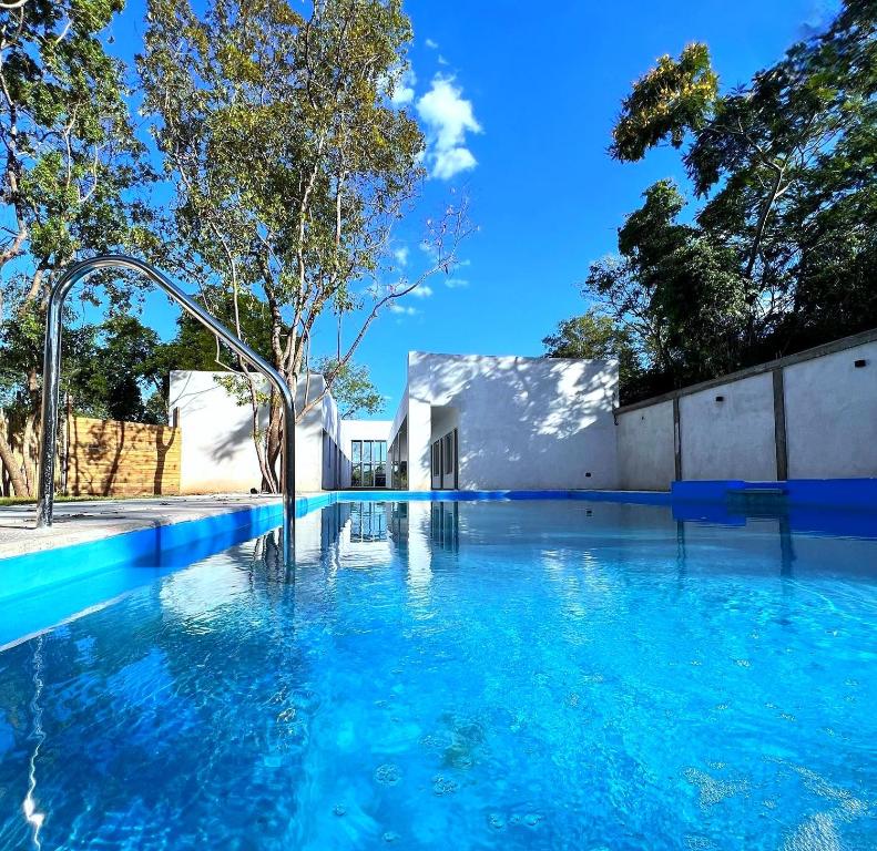 帕特拉德拉帕特拉SONSOLES HOTEL的大楼前的蓝色海水游泳池