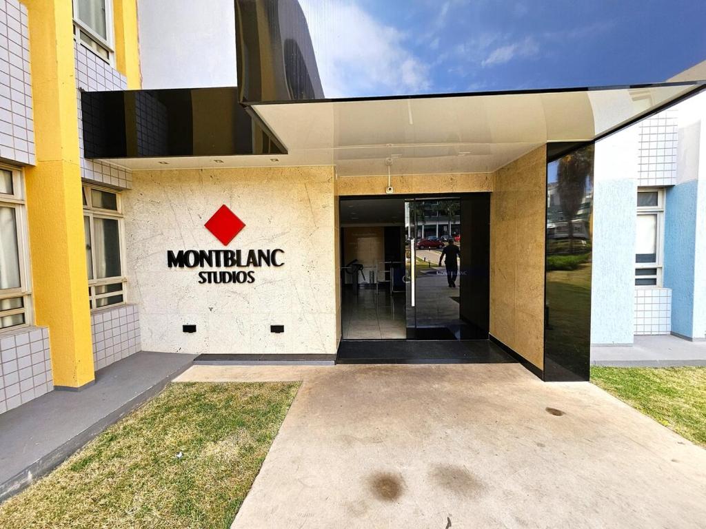 巴西利亚D 20 · Mont Blanc Apartamento Sudoeste QMSW 05的建筑物入口,上面有标志