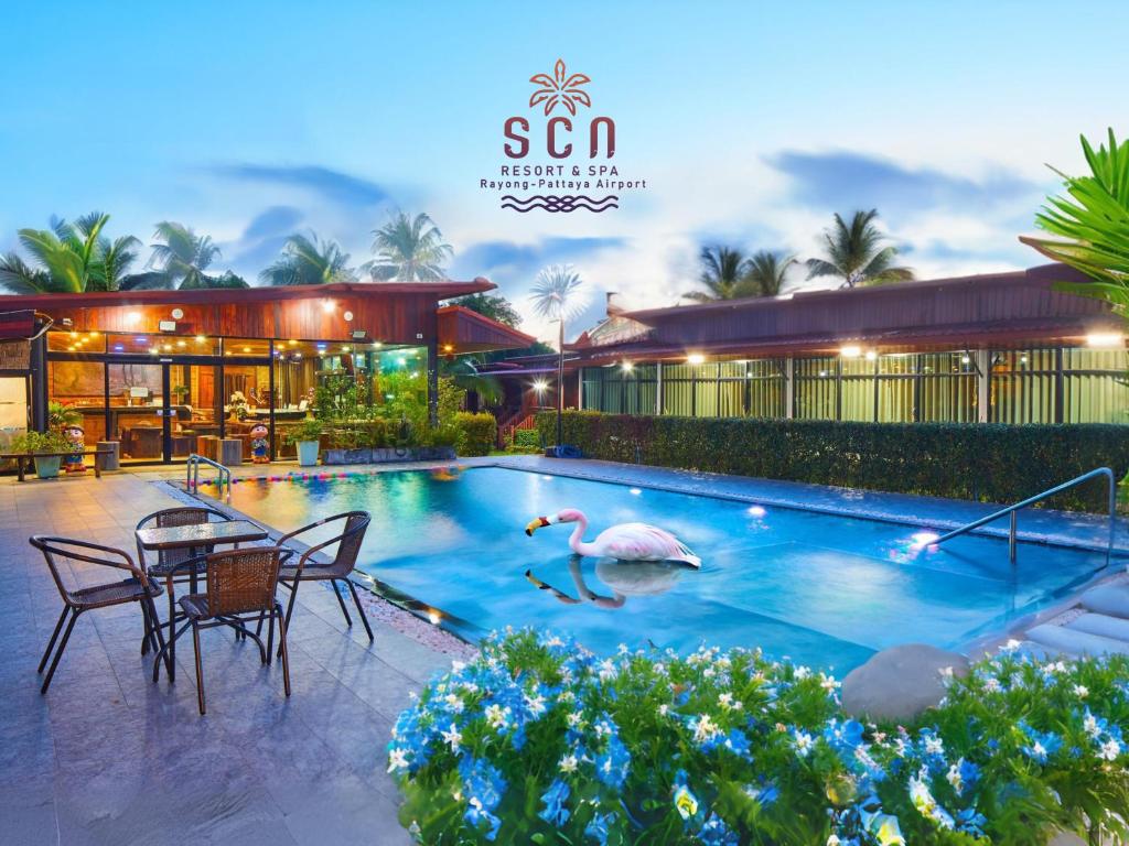 班昌SCN Resort and Spa Rayong的房屋中间的游泳池