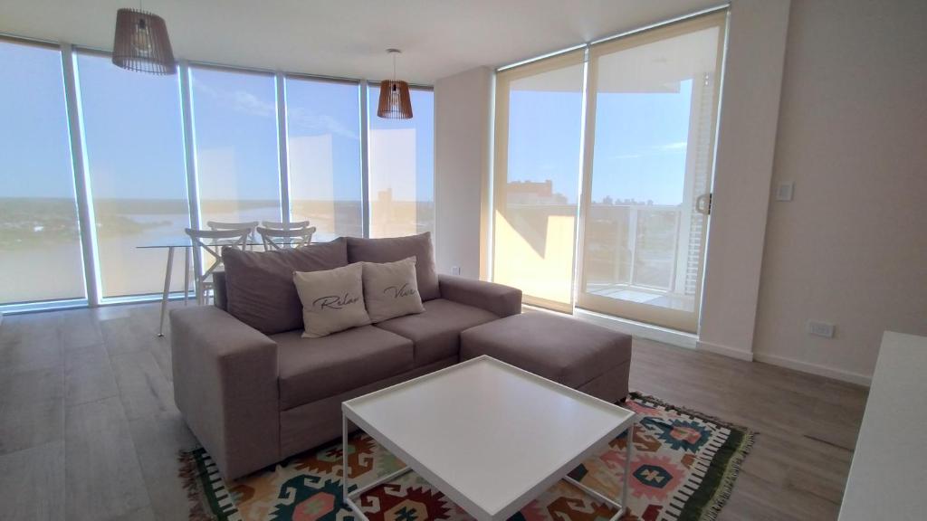 圣达菲Impactante vista al Río, moderno y con cochera!的客厅配有沙发和桌子