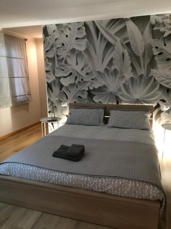 San Vito al TorreDIMORA IL CAMMINO的一间卧室配有一张带壁画的大床