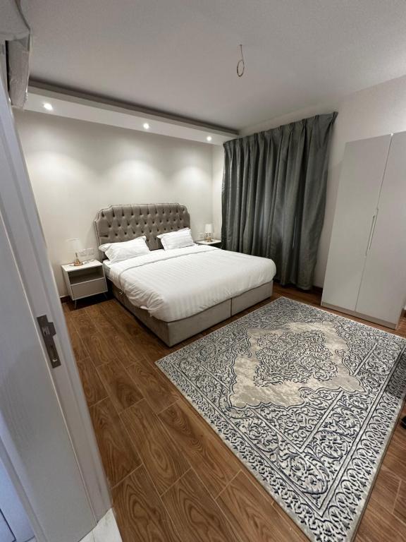 麦地那Roma house的一间卧室配有一张床和地毯