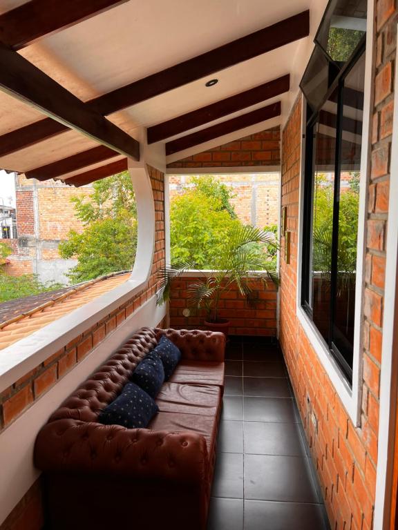 塔拉波托DELUX的一个带沙发和窗户的小门廊