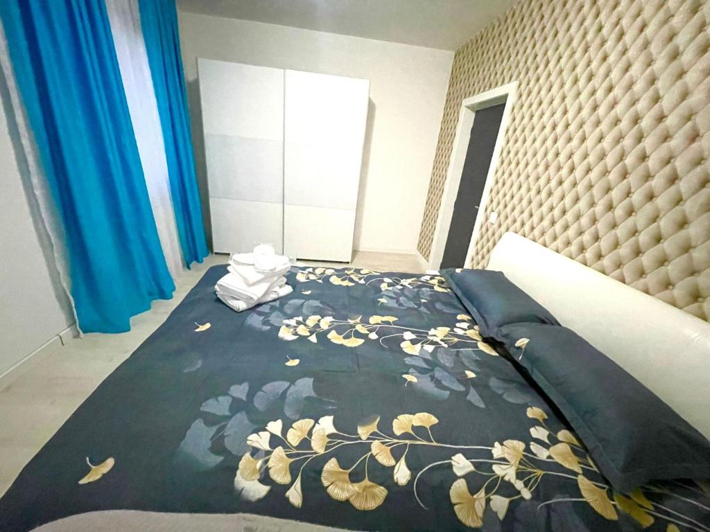 普洛耶什蒂Residence 3的一间卧室配有一张带花卉床罩的床
