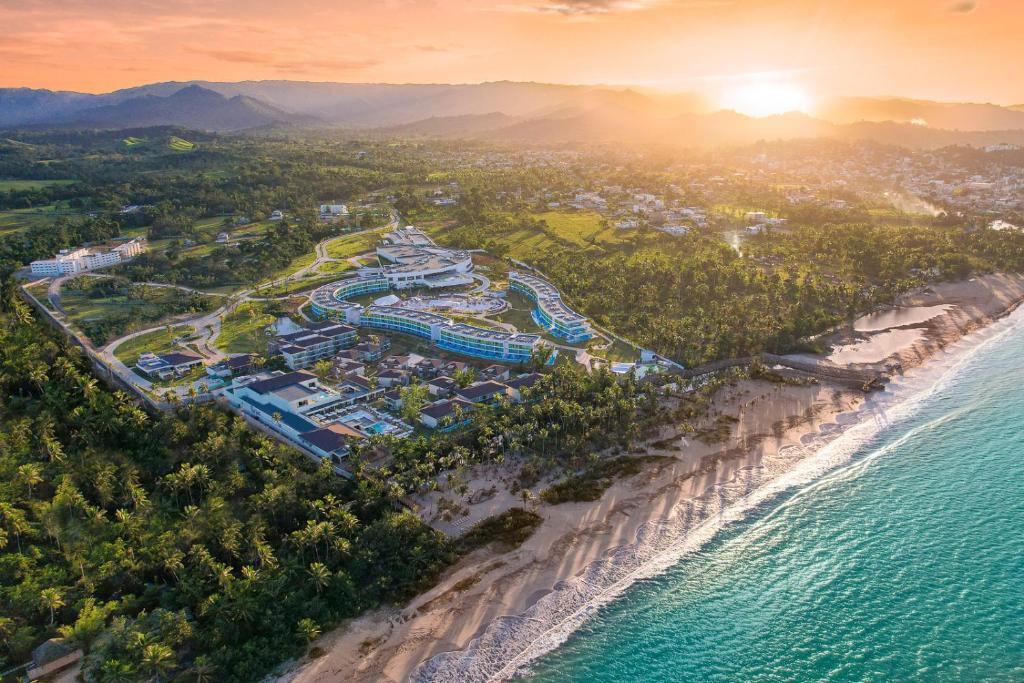 蓬塔卡纳Sunrise Miches Beach Resort, Punta Cana - All Inclusive - Adults Only的海滩上的度假村空中景致