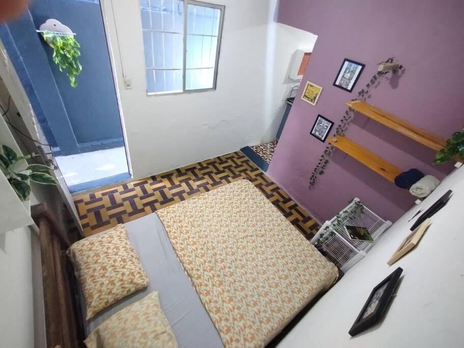 奥林达Espaço Completo Privativo - Aconchego Olinda Alta的客房享有带一张床和一扇门的景致。