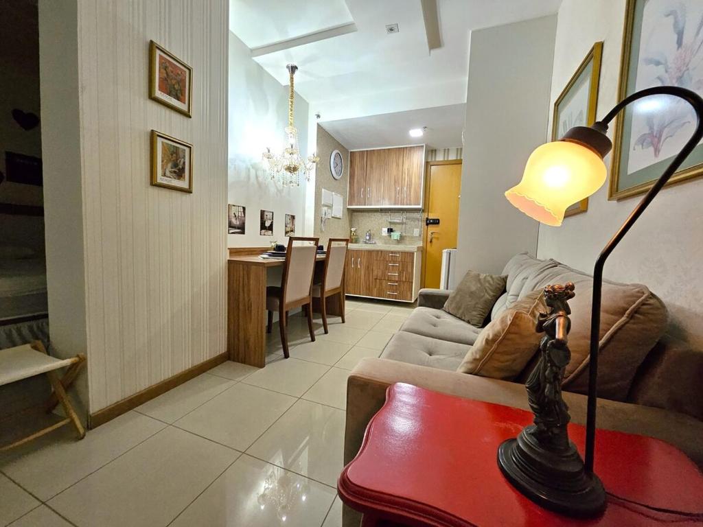 巴西利亚Lindo e decorado, Hotel Vista的客厅配有沙发和带台灯的桌子