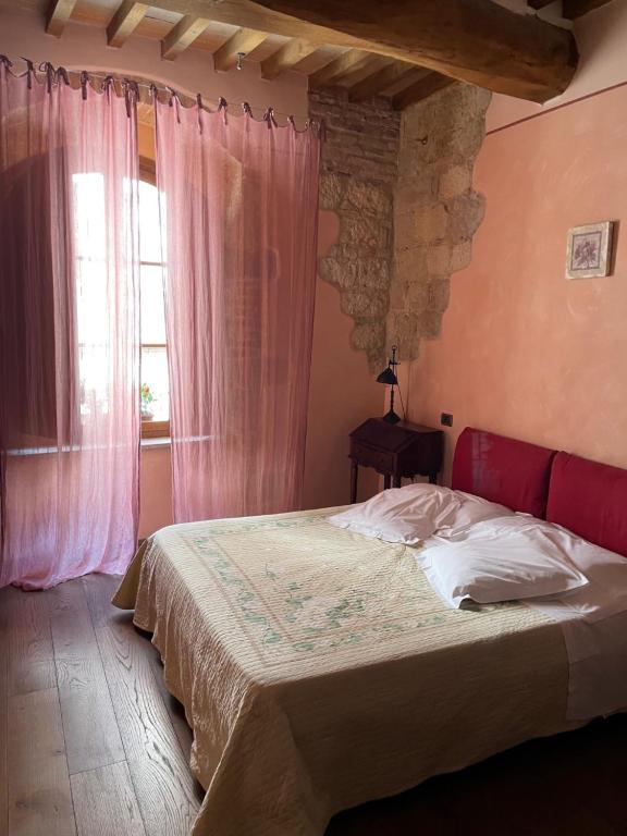 蒙特普齐亚诺奥斯泰瑞亚德尔博尔戈住宿加早餐酒店的一间卧室设有一张床和一个窗口