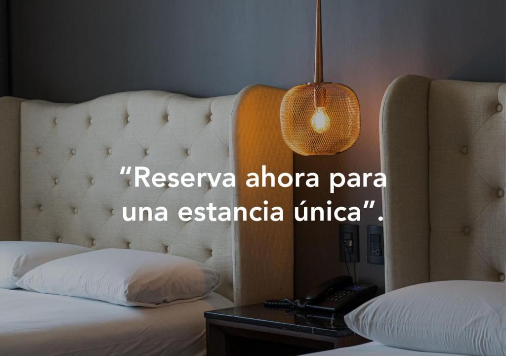 帕丘卡德索托Casa Basalto的一间酒店客房,配有一张床和一部电话