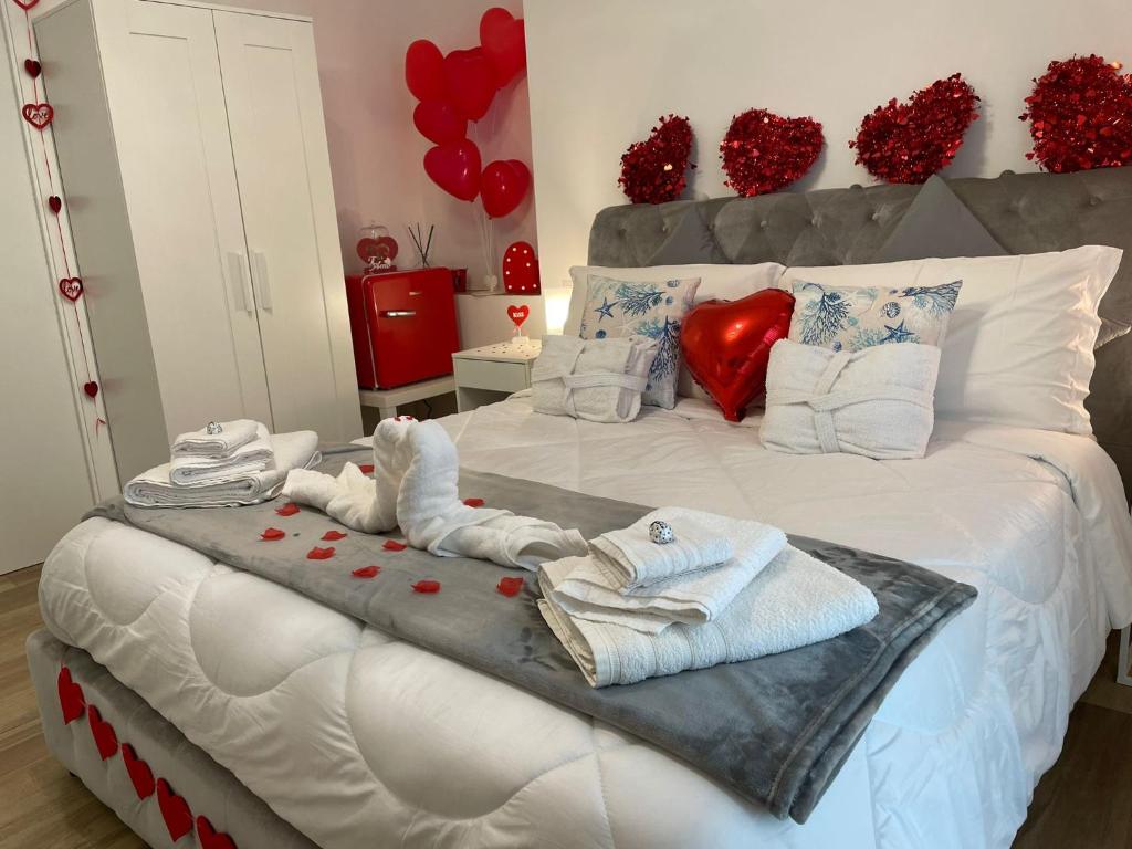 博尔戈蒙特内罗DreamHouse Circeo的一间卧室配有带毛巾的床