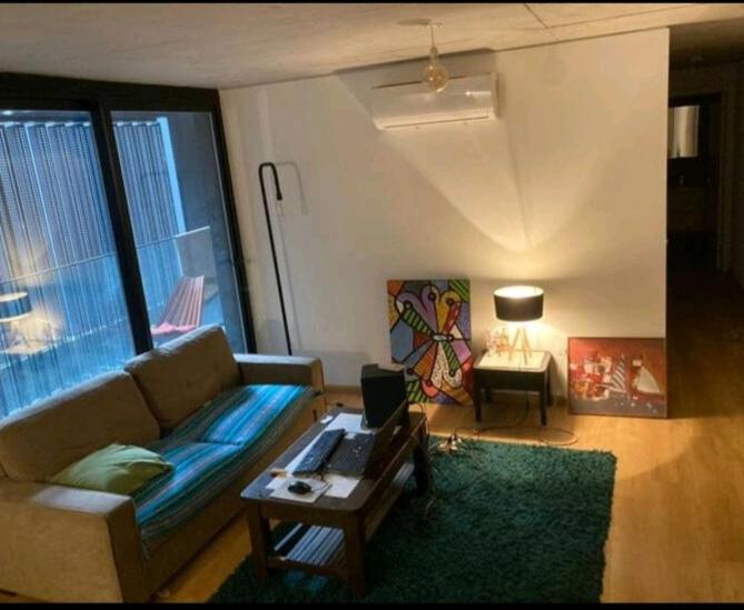 蒙得维的亚South Apartments的客厅配有沙发和桌子
