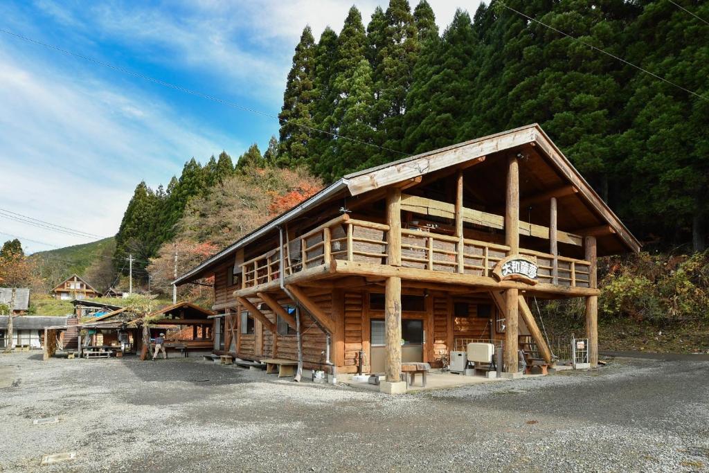 郡上市Logland Okumino - Camp - Vacation STAY 42149v的一座大木屋,后方是一座山