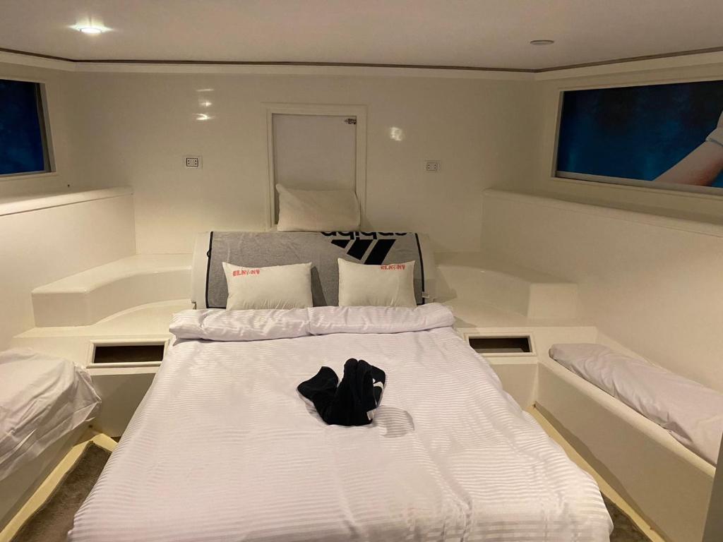 赫尔格达KUBA LuXus tour - Hotel boat in sahl Hashesh - Hurghada的船中间的床