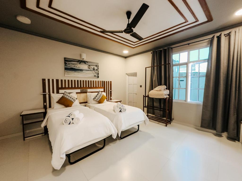 KamadhooHoliday home in Kamadhoo Island / Maldives的一间卧室配有一张带白色床单和天花板的床。