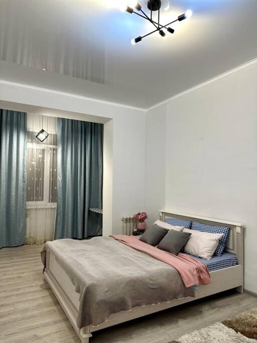 阿克套Жилой комплекс Махаббат的一间卧室配有一张床和吊扇
