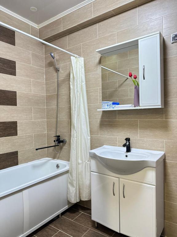 阿克套ЖК Тыныштык的一间带水槽、浴缸和卫生间的浴室