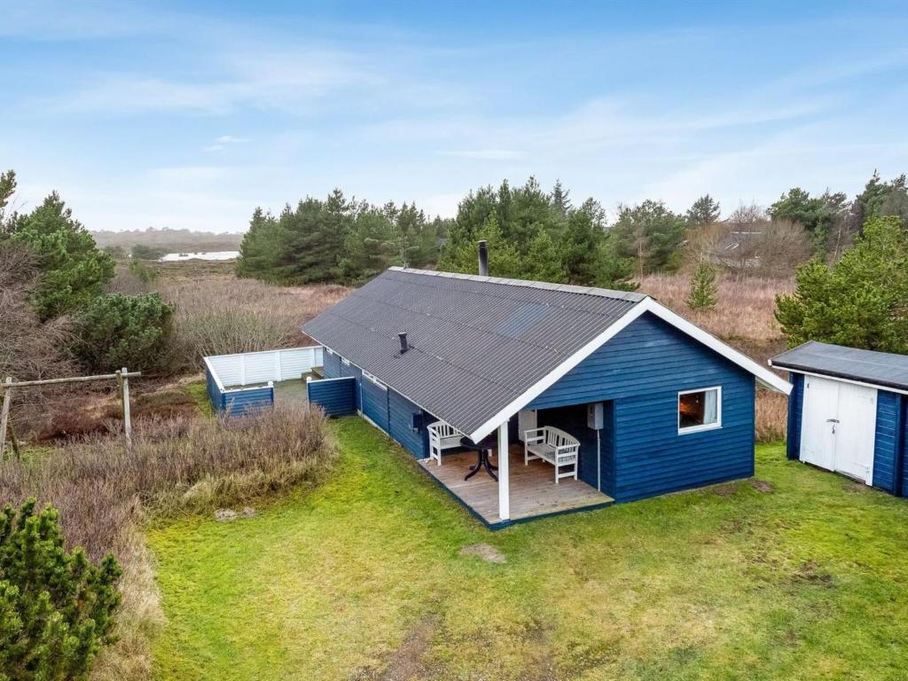 拉科克Holiday Home Elpida - 2km from the sea in Western Jutland by Interhome的享有蓝色房屋的顶部景致,设有甲板