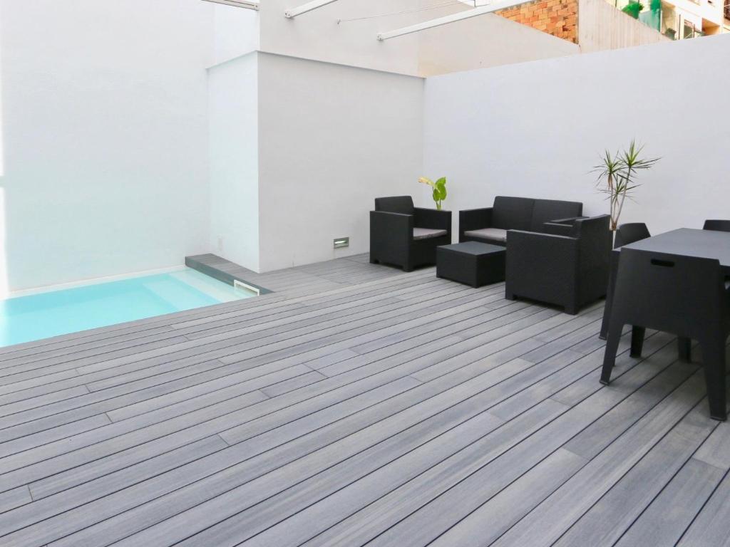 瓦伦西亚Apartment Loft Villalonga by Interhome的客房设有游泳池和桌椅。