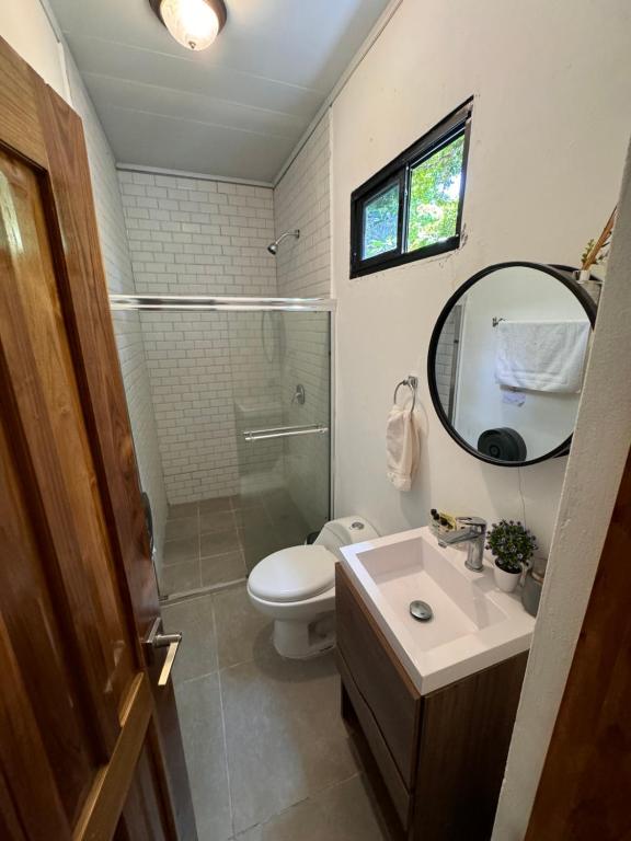 圣卡塔利娜岛Nativo的一间带卫生间、水槽和镜子的浴室