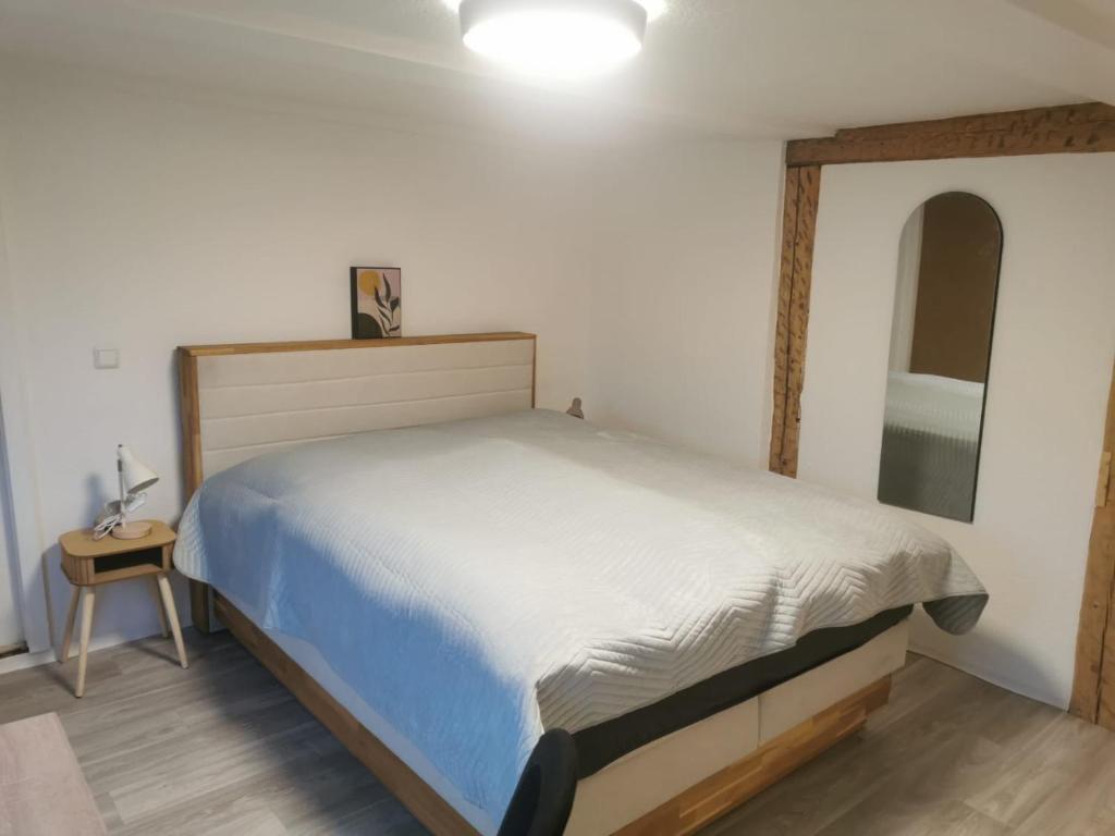 韦尼格罗德Günstige, moderne Zimmer im Wanderparadies的一间卧室配有一张大床和一个床头柜