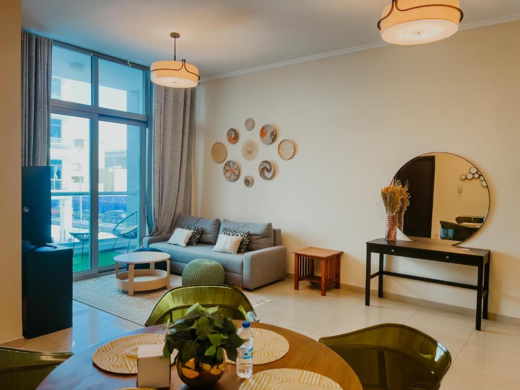 迪拜Cozy 1 Bedroom in the heart of Dubai Marina的客厅配有沙发和桌子