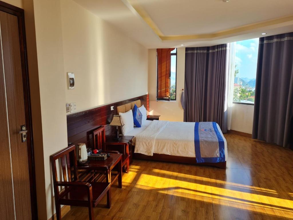 Ta Lan ThanMinh Sơn Hotel的配有一张床和一张书桌的酒店客房