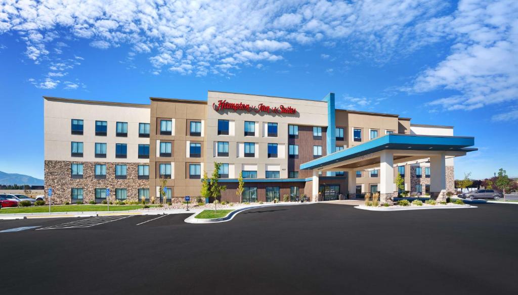 西班牙福克Hampton Inn & Suites Spanish Fork, Ut的停车场酒店 ⁇ 染