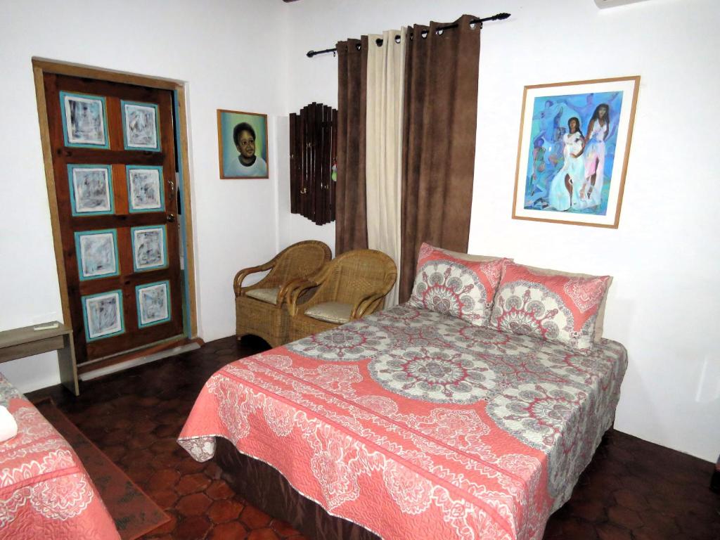 威廉斯塔德Apartment Rustic Curaçao的一间卧室配有一张红色棉被的床