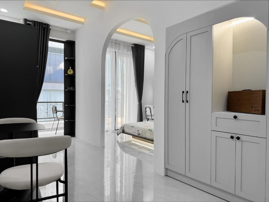 胡志明市Newhome luxury apartment的白色卧室配有床和镜子
