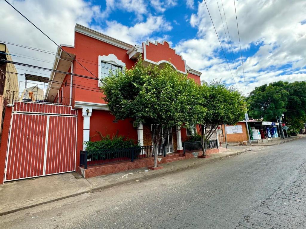 马那瓜Villalobos Hotel Managua的街道边的红色房子