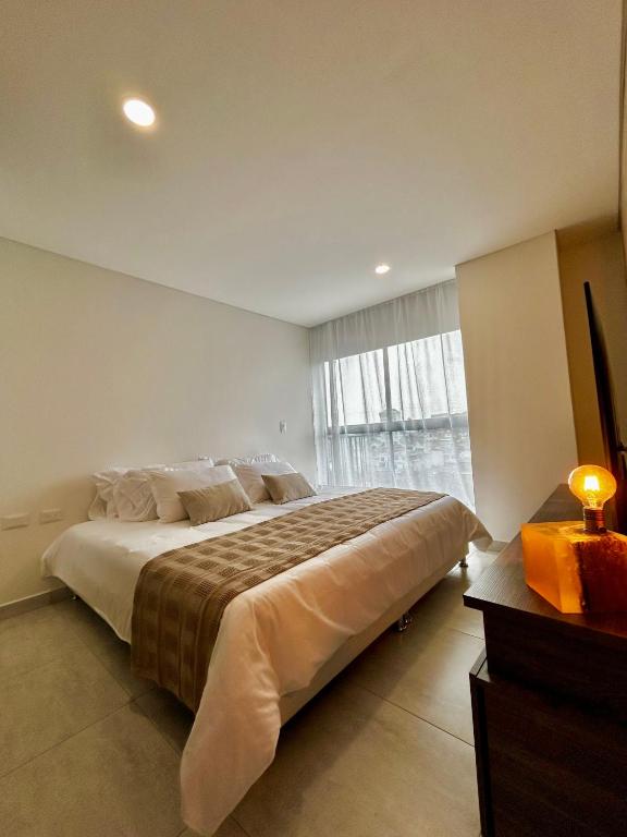 亚美尼亚INTO suites, suite de lujo的一间卧室设有一张大床和一个窗户。