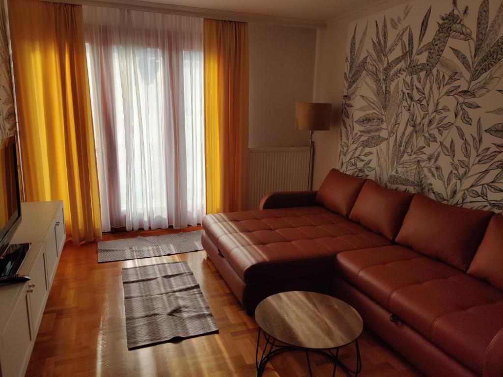 布达佩斯圣迈克尔公寓的客厅配有沙发和桌子