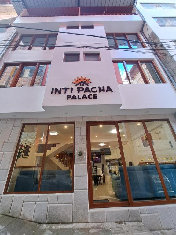 马丘比丘Inti Pacha Palace Machupicchu的前面有标志的建筑